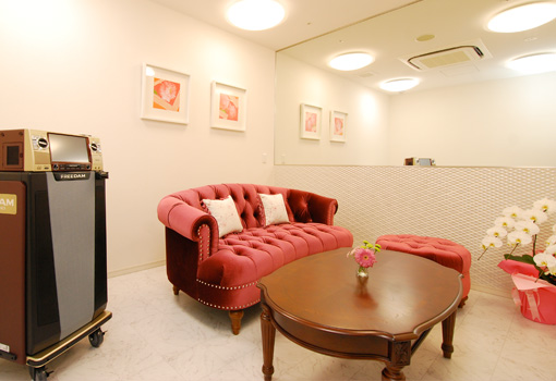 カラオケルーム兼理美容室