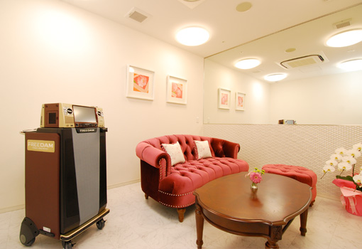 カラオケルーム兼理美容室